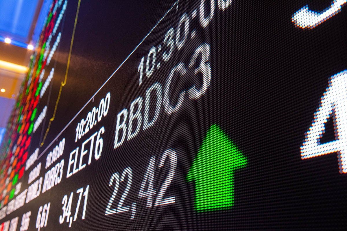 Ibovespa sobe 1% com 'alívio' geopolítico em dia de feriado nos EUA