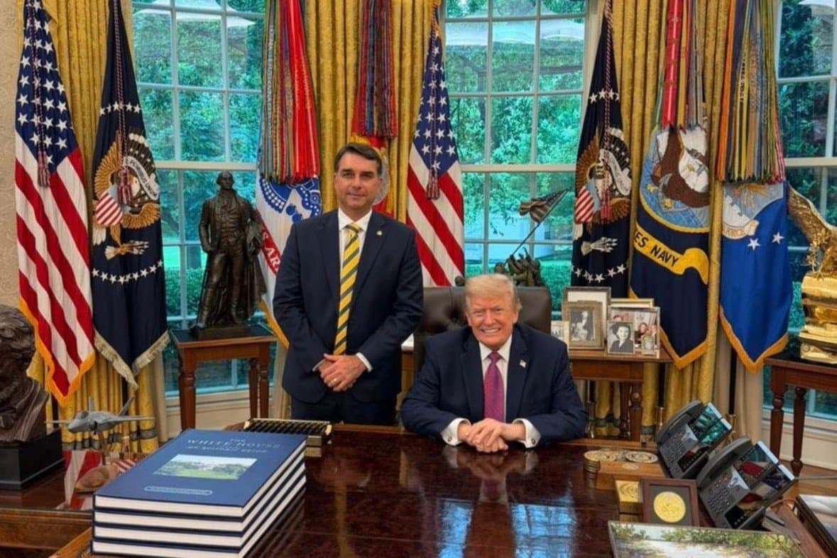 'A primeira coisa que Trump fez foi perguntar sobre o meu pai', diz Flávio Bolsonaro em Washington