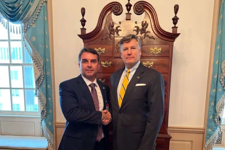 Flávio Bolsonaro se reúne com vice-secretário de Estado dos EUA