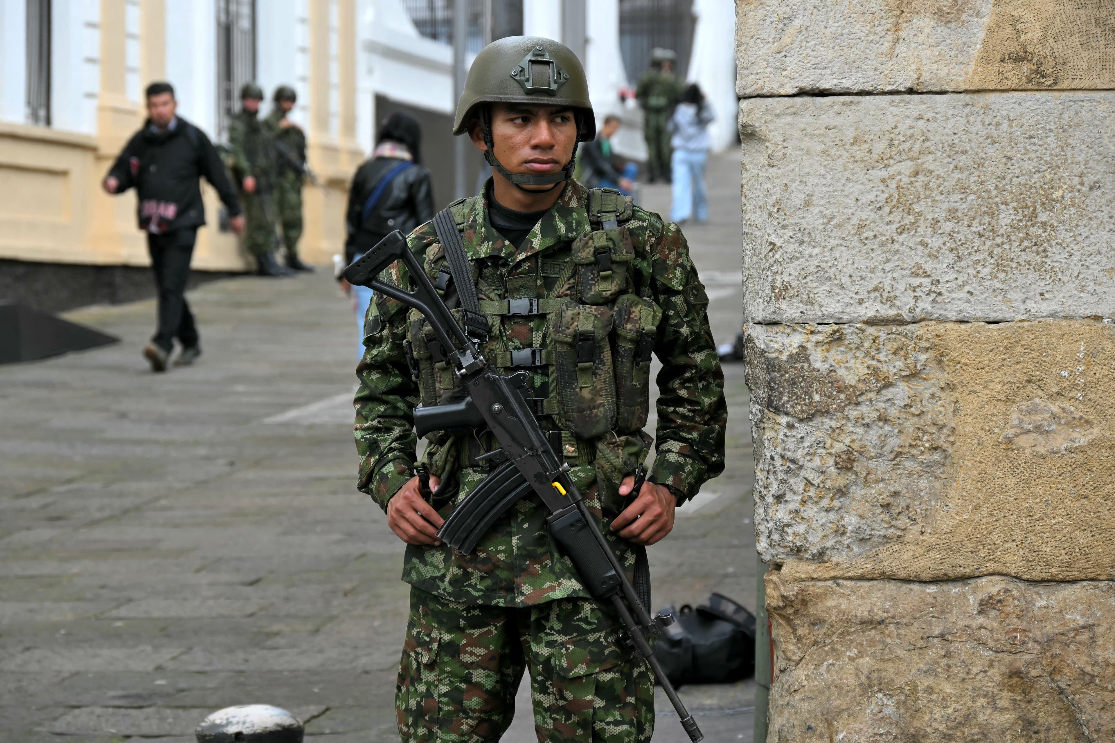 Eleição na Colômbia tem soldados com rifles e discursos em cabines blindadas