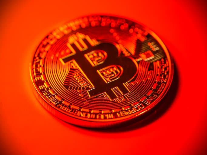 Bitcoin aprofunda queda até US$ 65 mil: o que está acontecendo?