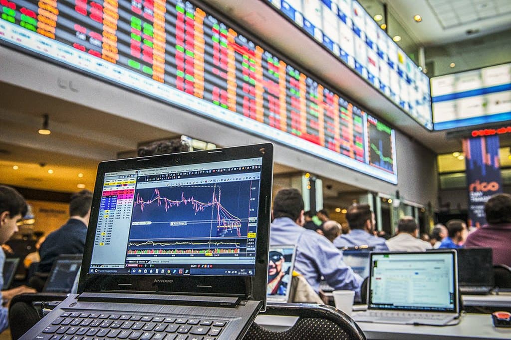 Ibovespa acompanha aversão global e volta a cair; dólar sobe