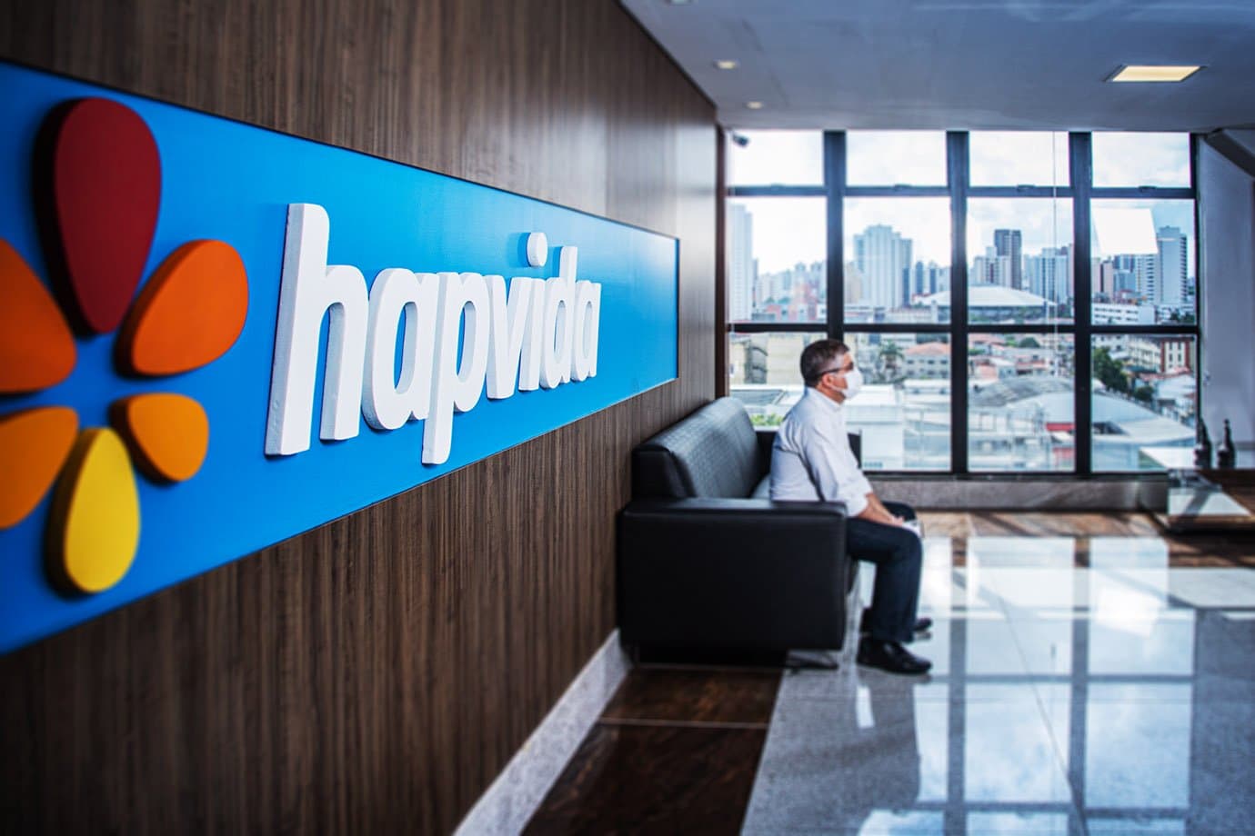 Safra vê Hapvida mais exposta ao fim da escala 6X1 e Rede D'Or mais protegida