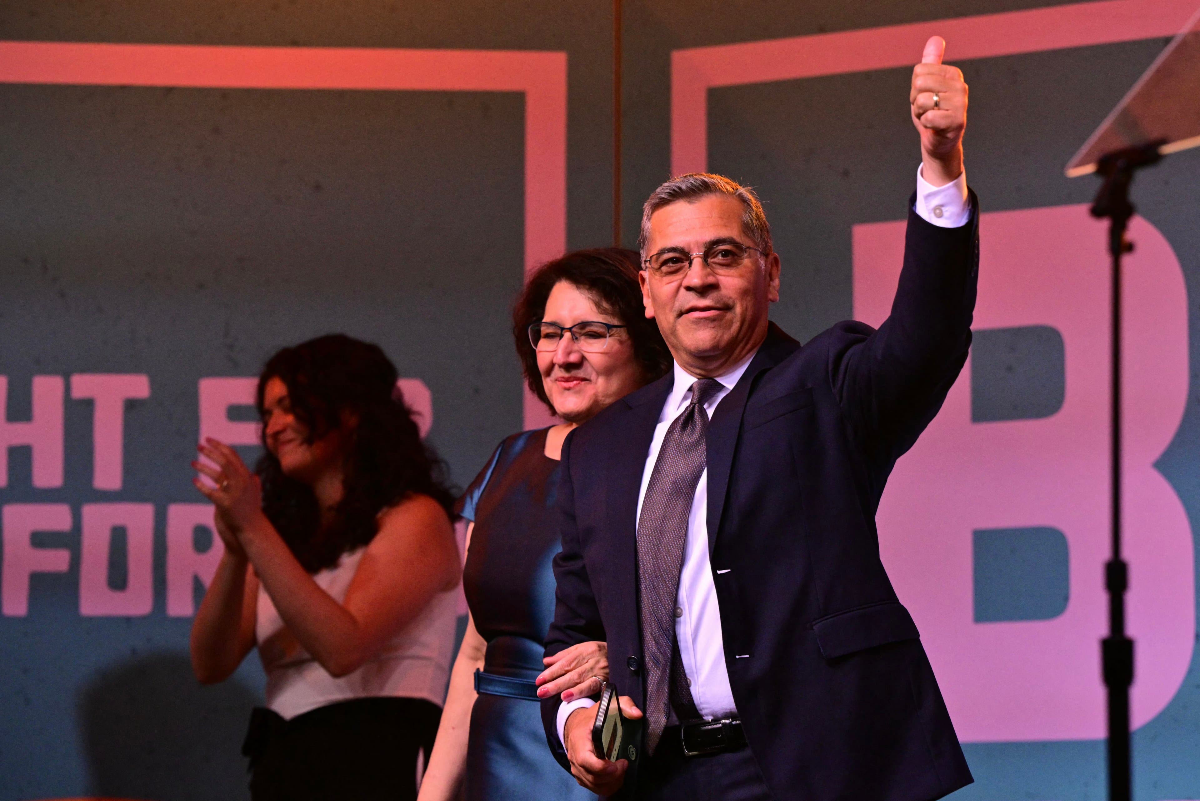 Democratas avançam com nomes moderados em primárias nos EUA, em meio a disputas internas no partido