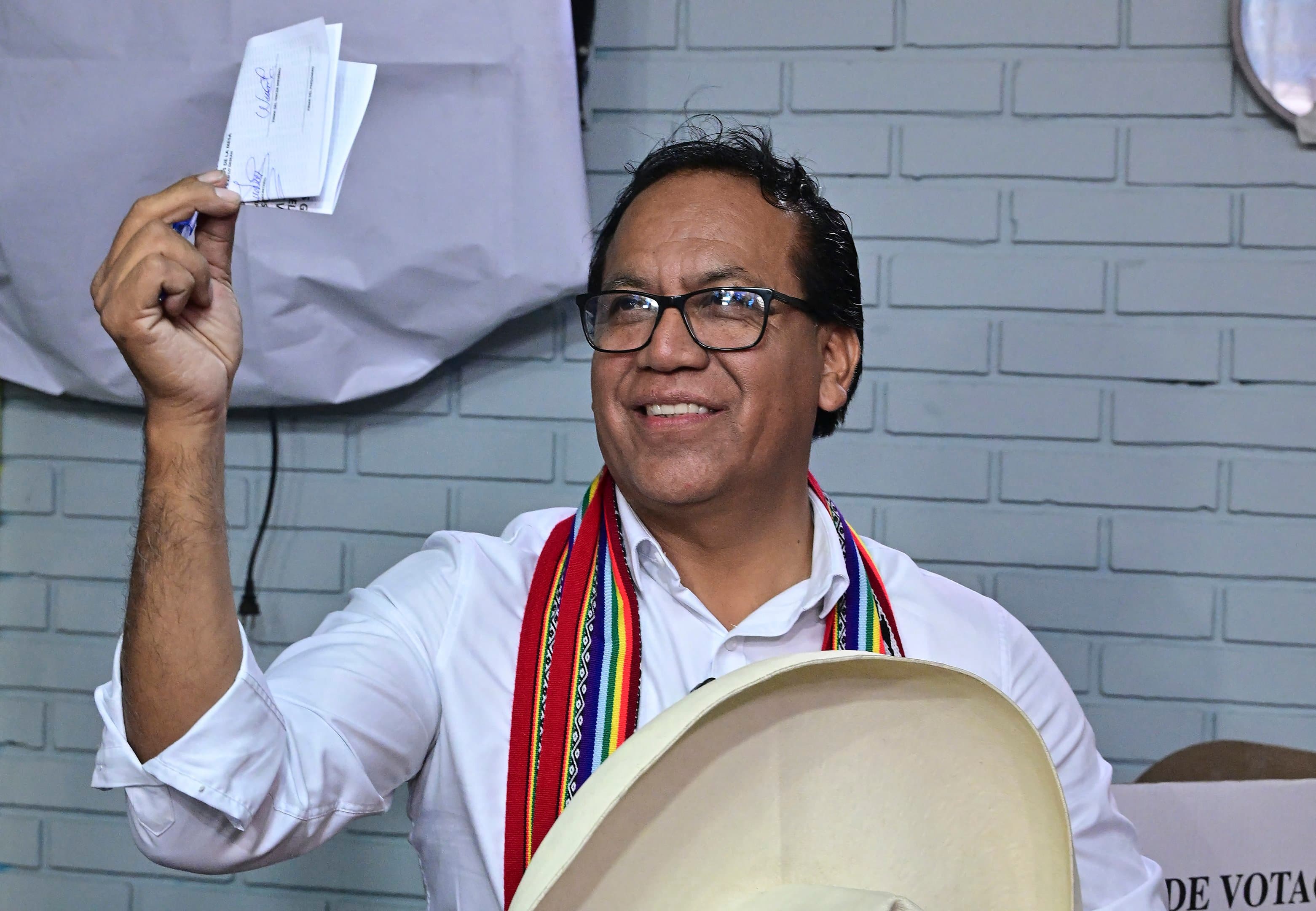Peru vai às urnas em eleição marcada por crise