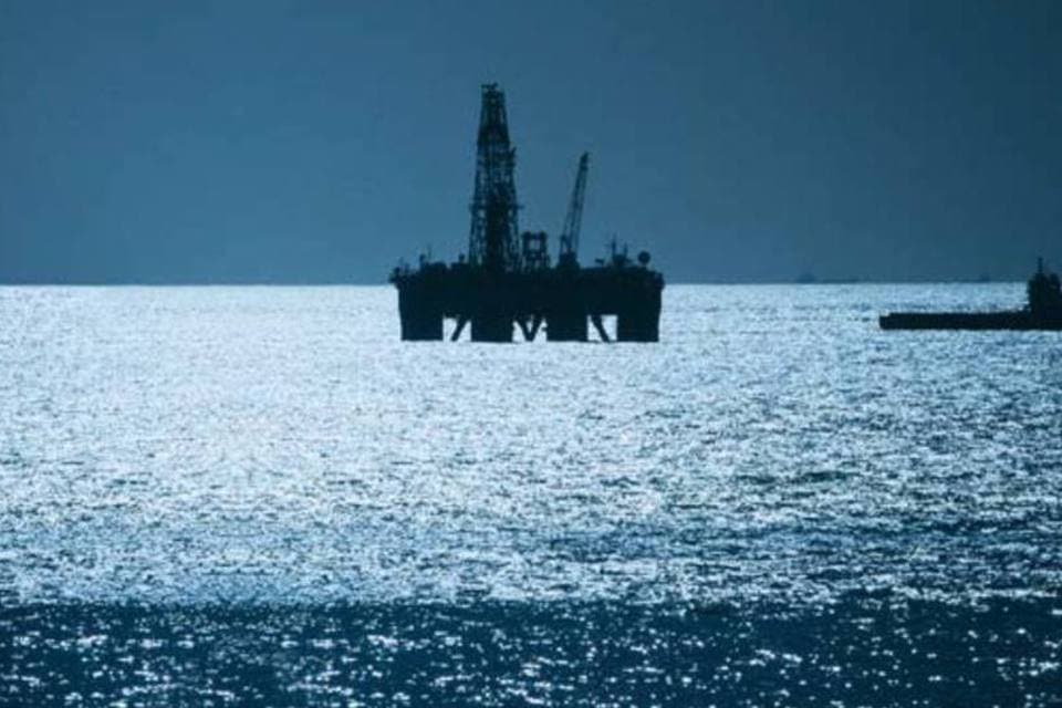Petróleo dispara mais de 4% após Irã e Israel romperem cessar-fogo