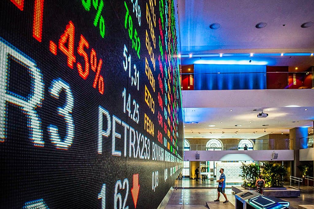 Ibovespa opera sem fôlego com previsão de Selic alta por mais tempo; dólar vai a R$ 5,16