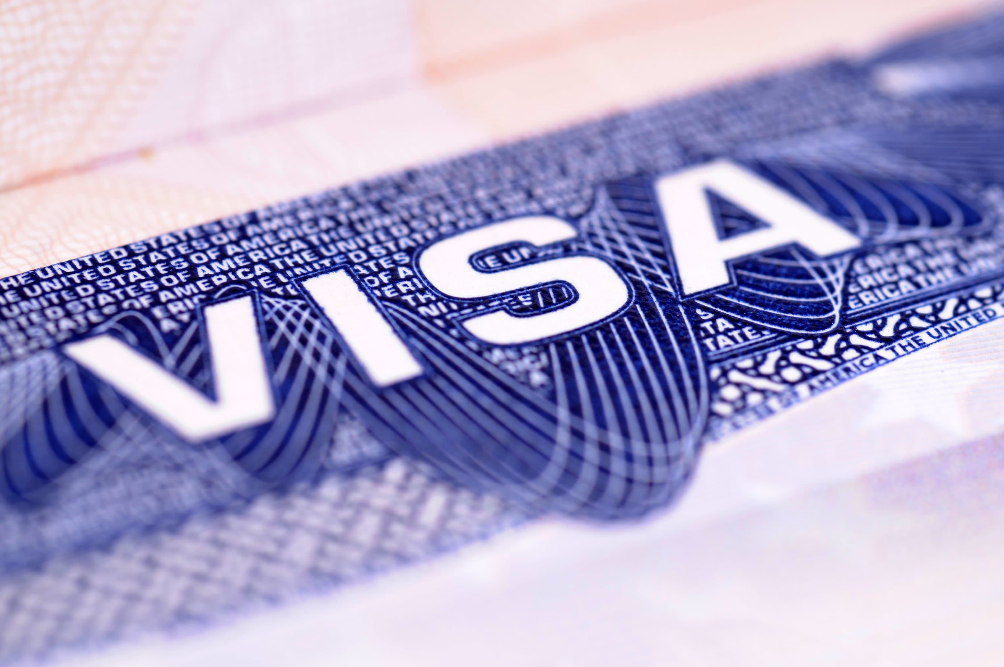 Justiça dos EUA rejeitou proposta de Trump de cobrar taxa de US$ 1 mil para visto H-1B