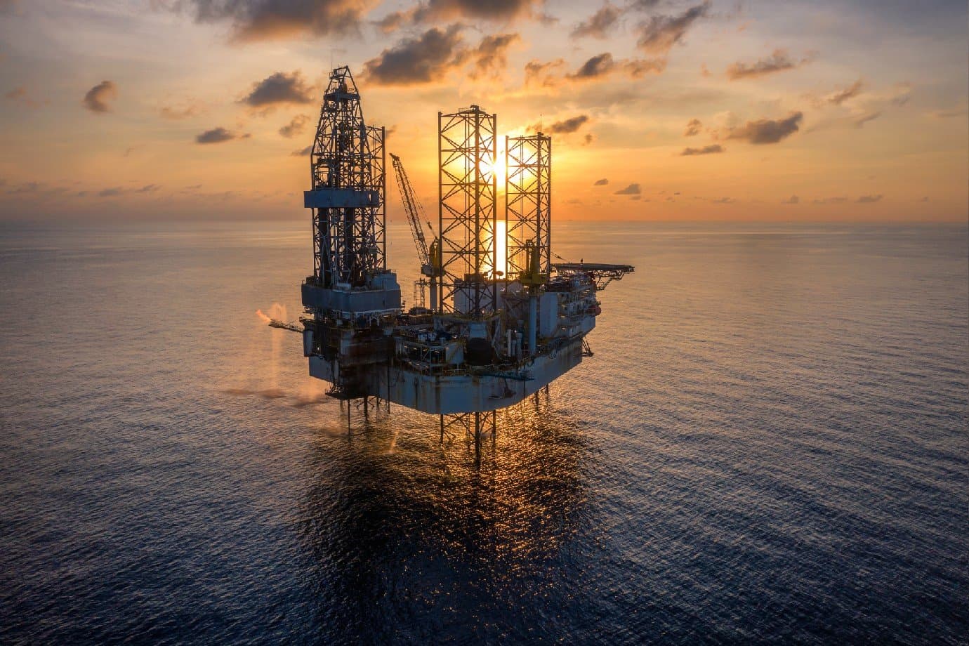 Petróleo avança 2% após novos ataques dos EUA ao Irã por abate de helicóptero