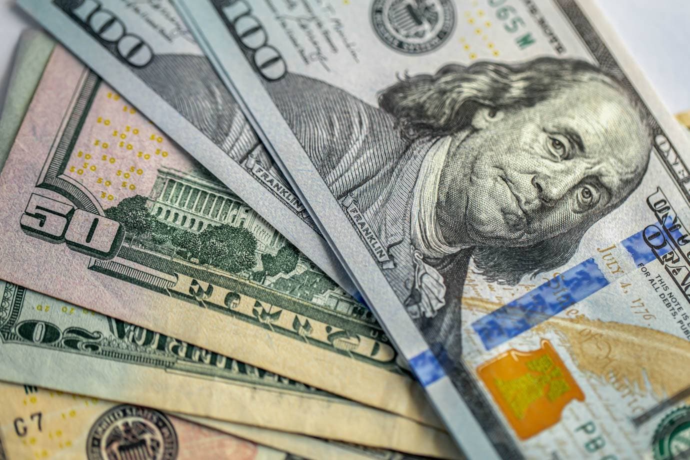 Dólar cai pela quarta sessão seguida e fecha semana com perda de 1,84%