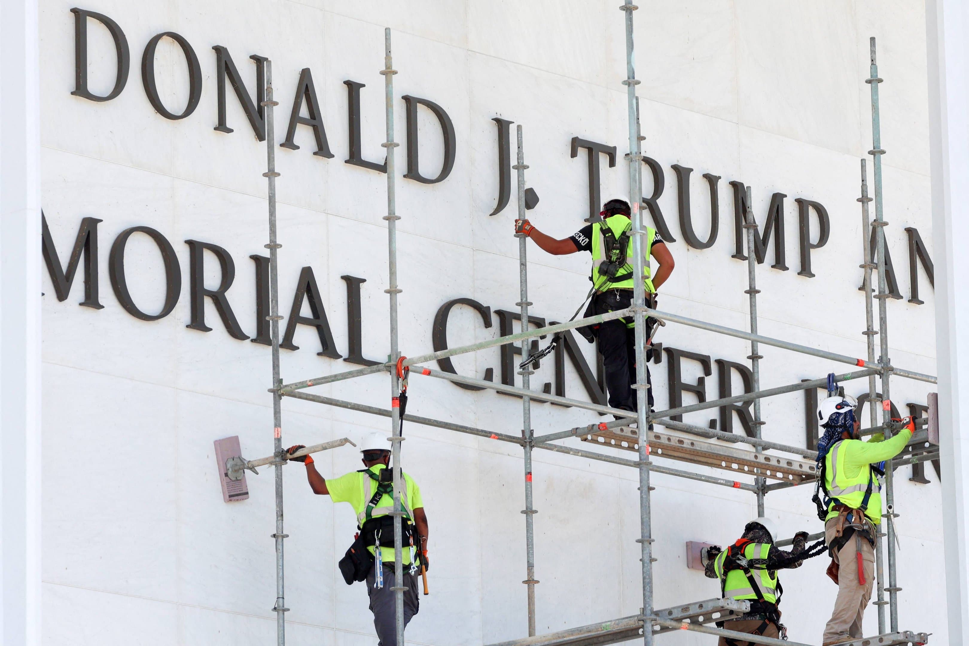 Nome de Trump é removido da fachada do Kennedy Center após decisão judicial nos EUA