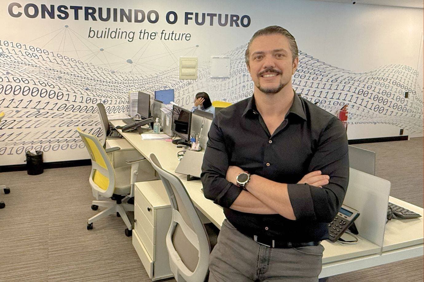 Ele começou trabalhando com ar-condicionado. Agora vai faturar R$ 1 bilhão com data centers
