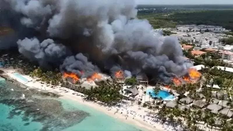Incêndio destrói resort no Caribe e mata turista; 1.700 pessoas foram retiradas