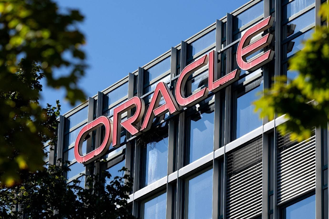 Oracle reduz quadro de funcionários em 21 mil pessoas em meio à adoção de IA