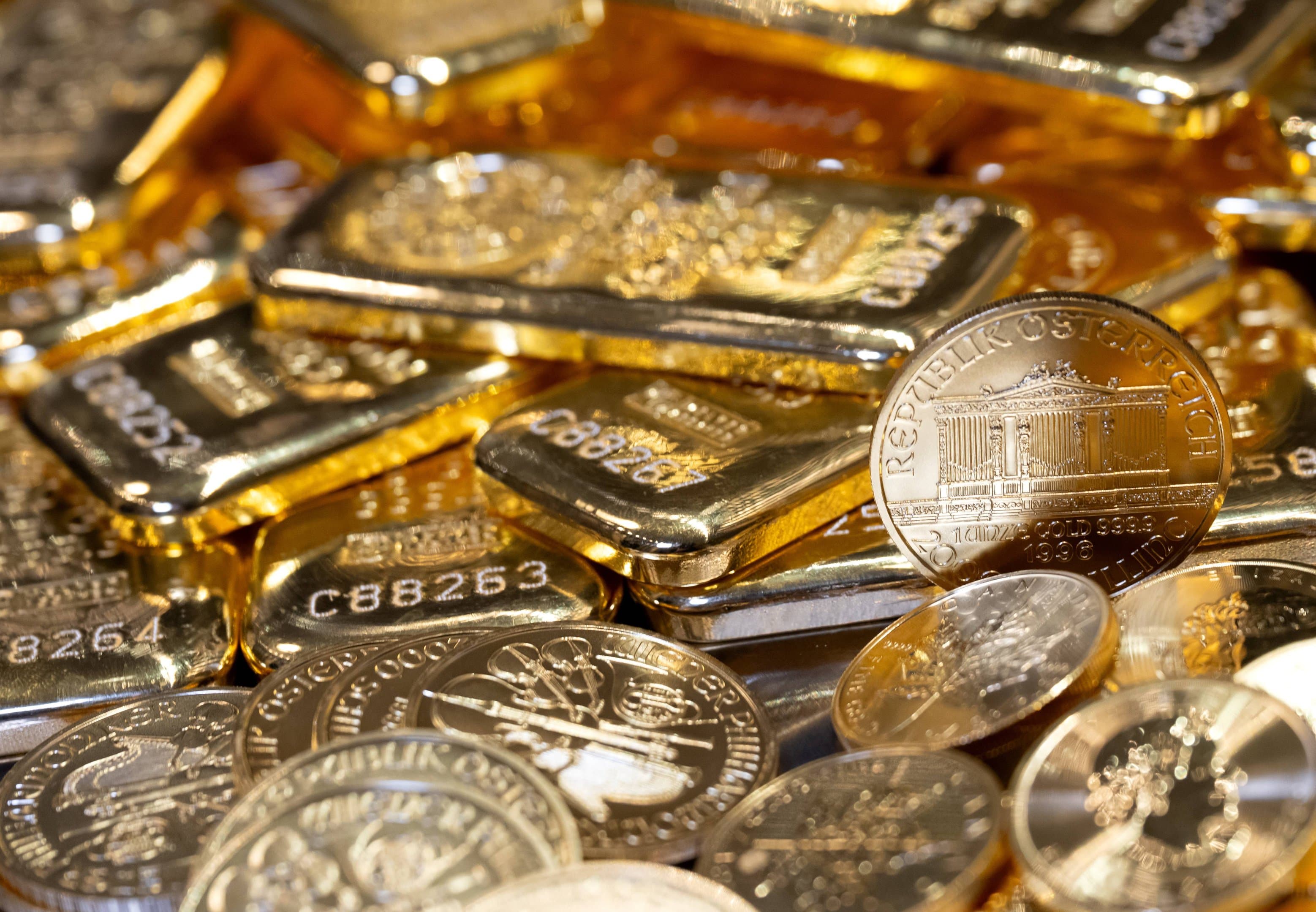 Ouro mira US$ 4 mil por onça, mas é pressionado por juros e cessar-fogo