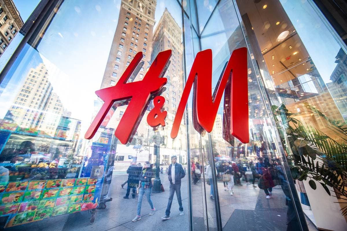A H&M está encolhendo para ficar mais lucrativa. No Brasil, a história é outra