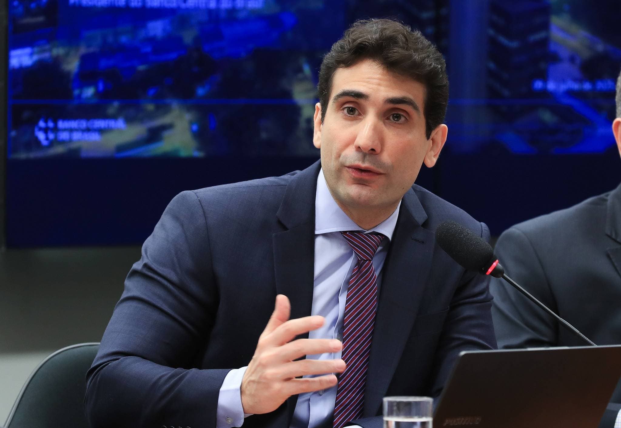 BC aumenta previsão de crescimento do PIB para 2%