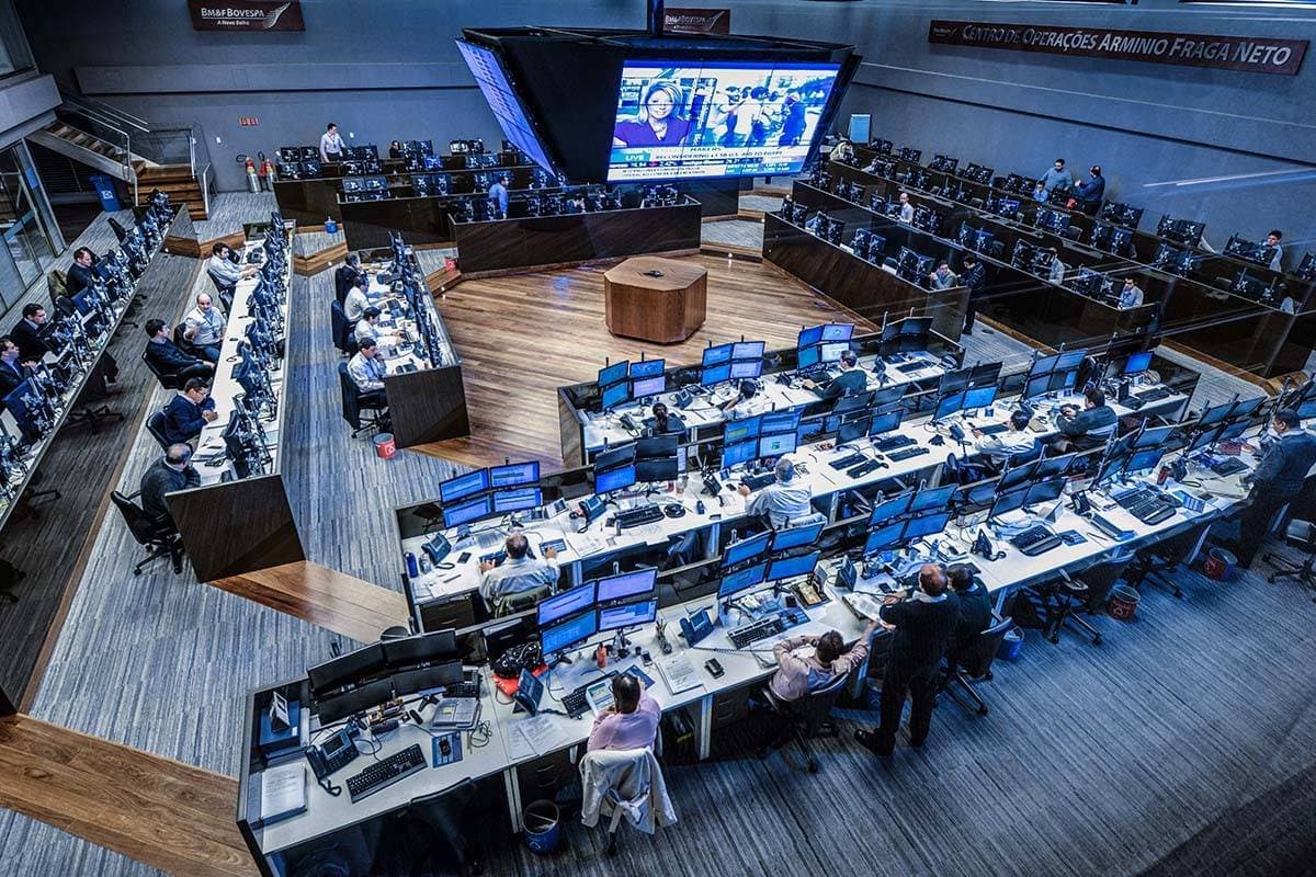 Exterior em queda com 'techs' pressiona Ibovespa; dólar segue abaixo de R$ 5,20