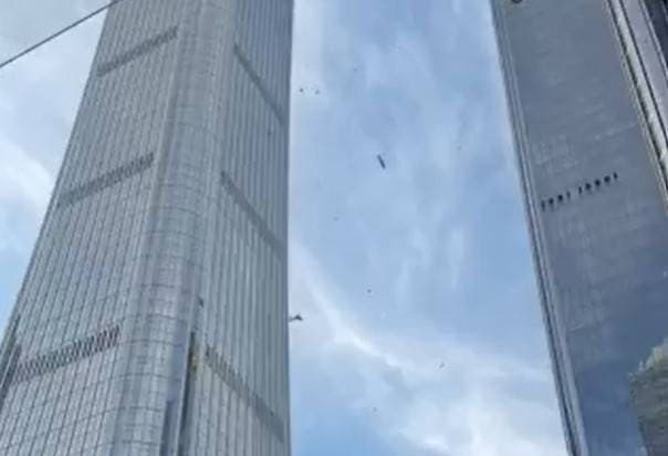 Avião atinge prédio mais alto de Pequim, na China; entenda