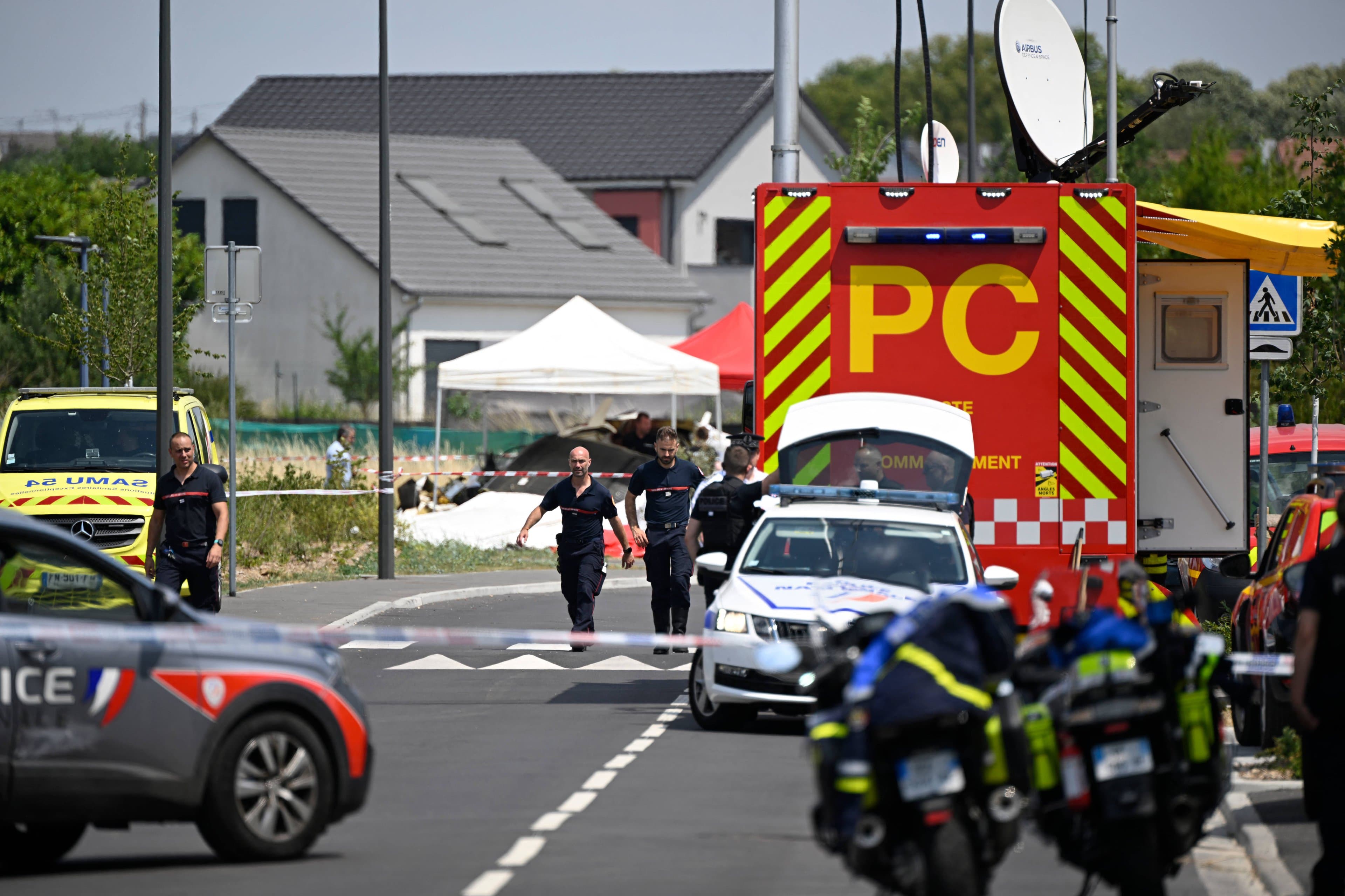 Avião com paraquedistas cai na França e deixa 11 mortos