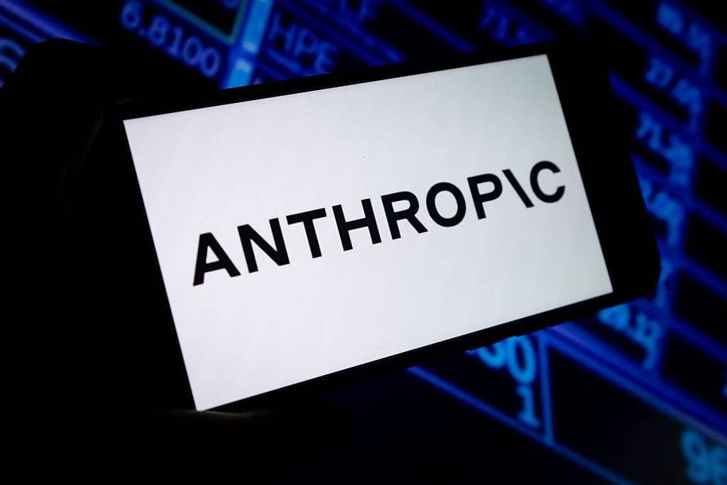 Anthropic acusa Alibaba de usar contas falsas para extrair dados da Claude AI