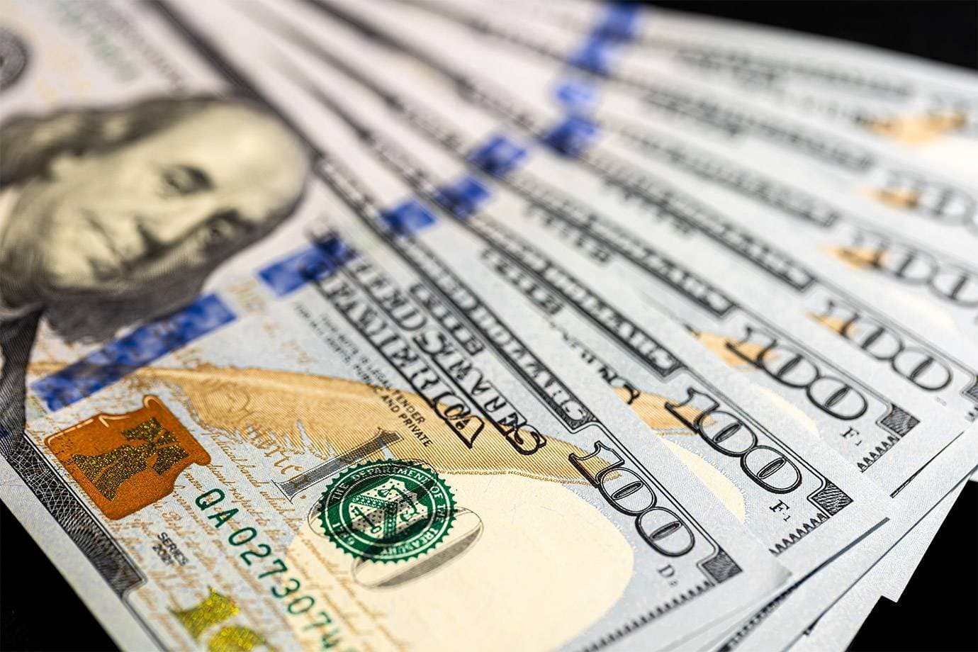 Dólar avança pelo segundo mês seguido, mas cai 5,94% no semestre