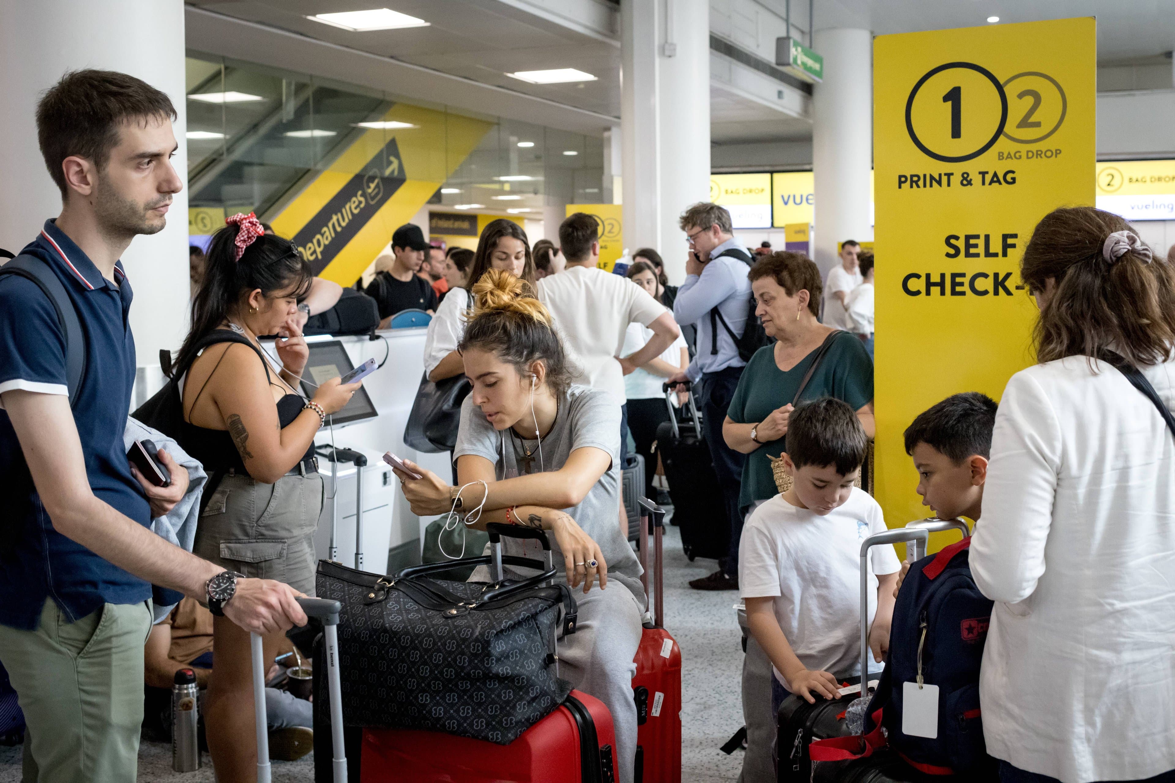 União Europeia adiará mudanças para viagens após caos em aeroportos, diz jornal
