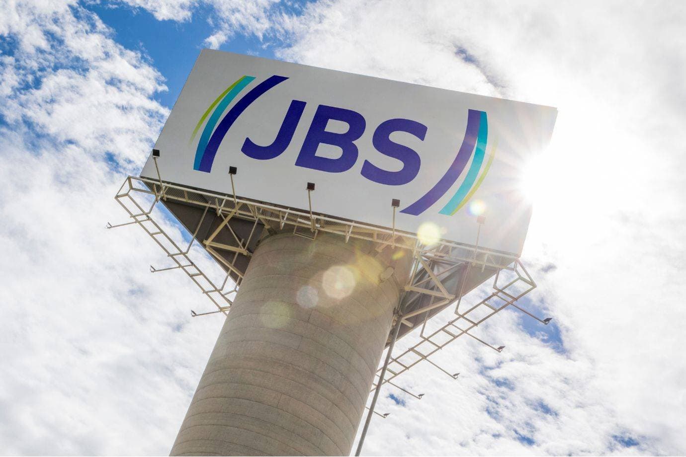 Por que o Santander reduziu a aposta na JBS com a piora do boi nos EUA