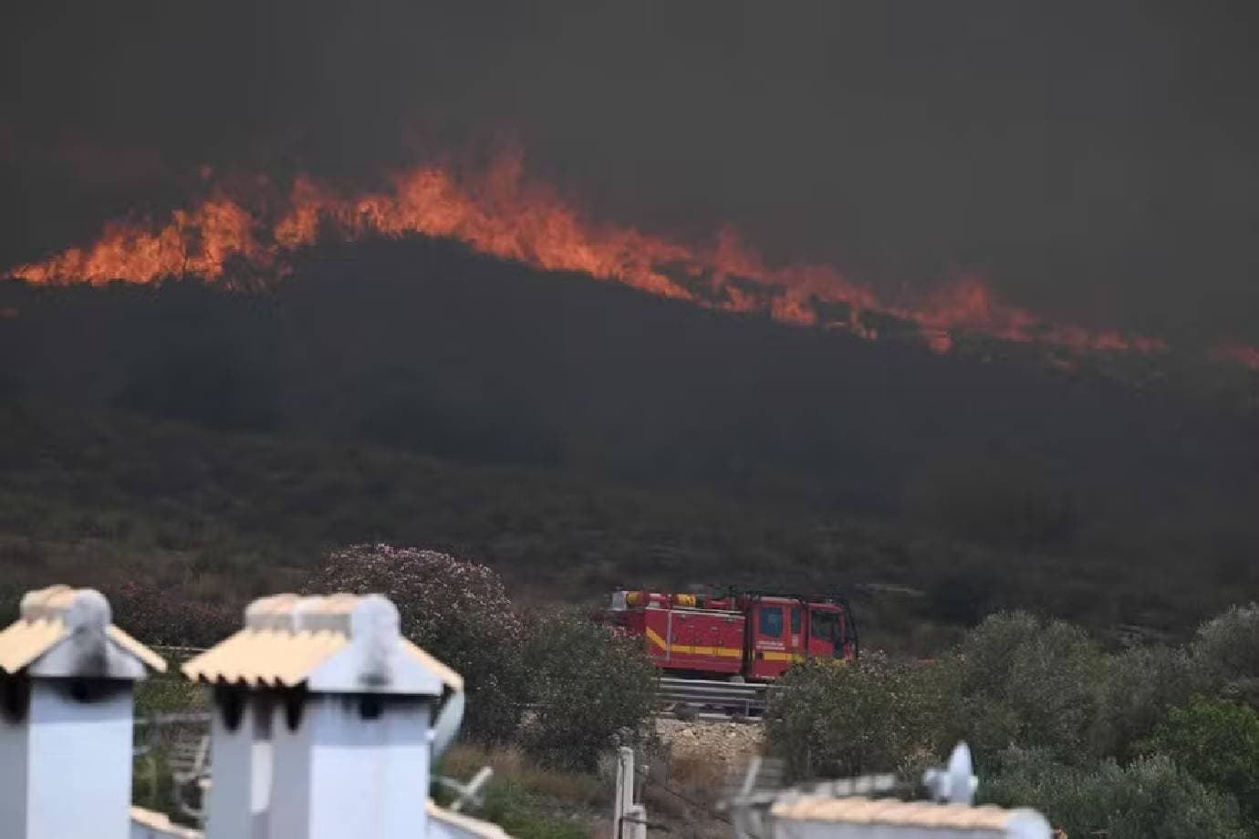 Em meio à onda de calor, Incêndio na Espanha consumiu área equivalente a 9 mil campos de futebol