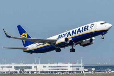 Janela se desprende em voo da Ryanair e passageiro é sugado