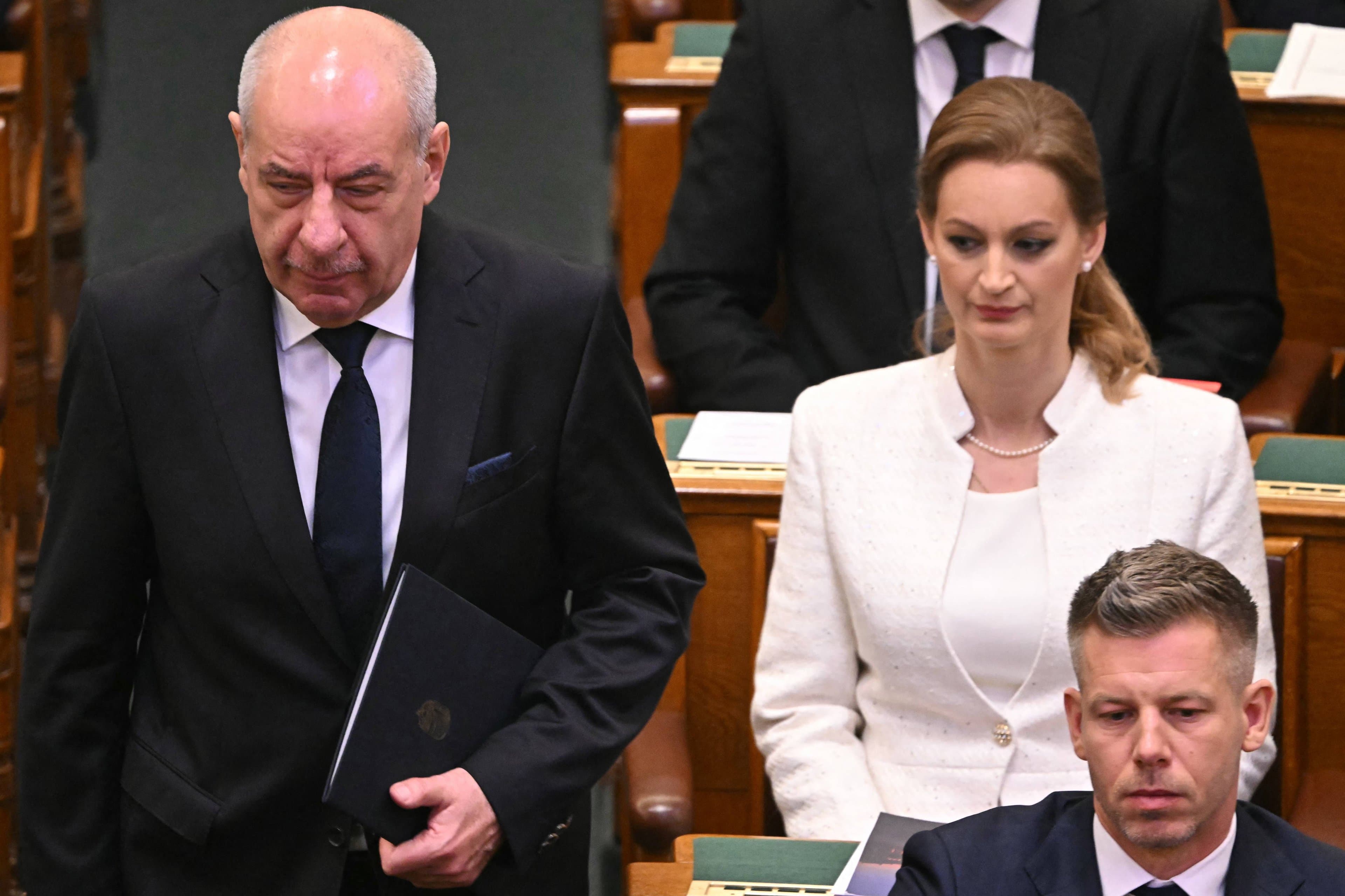 Congresso da Hungria destitui presidente ligado a Orbán