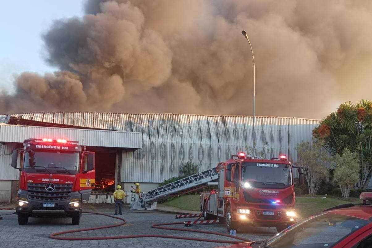 Incêndio de grandes proporções atinge fábrica da dona da Colcci em Santa Catarina