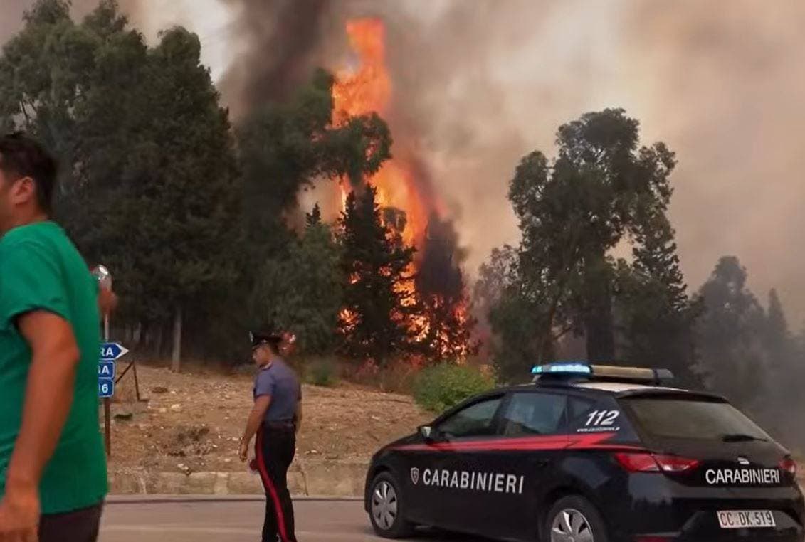 Incêndios se espalham pela Sicília e forçam evacuações; veja vídeo