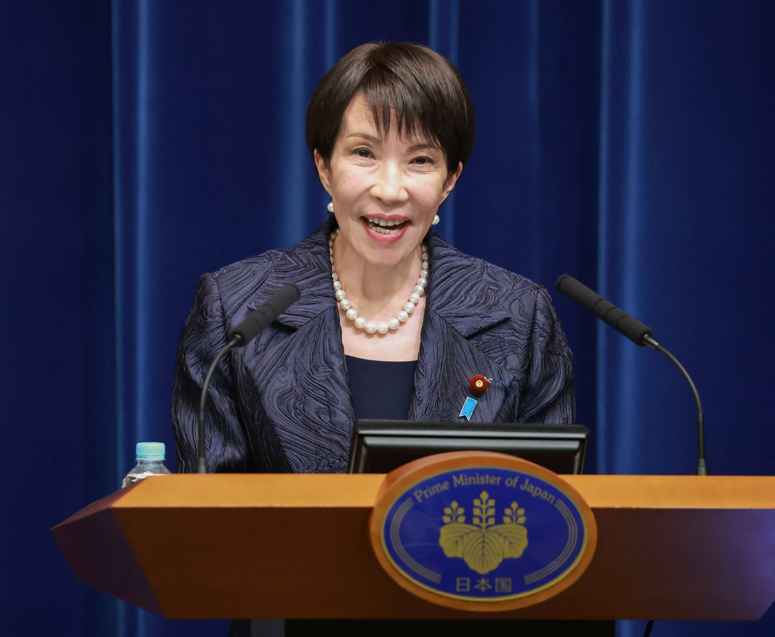 'Durmo apenas 3 horas por noite', diz primeira-ministra do Japão