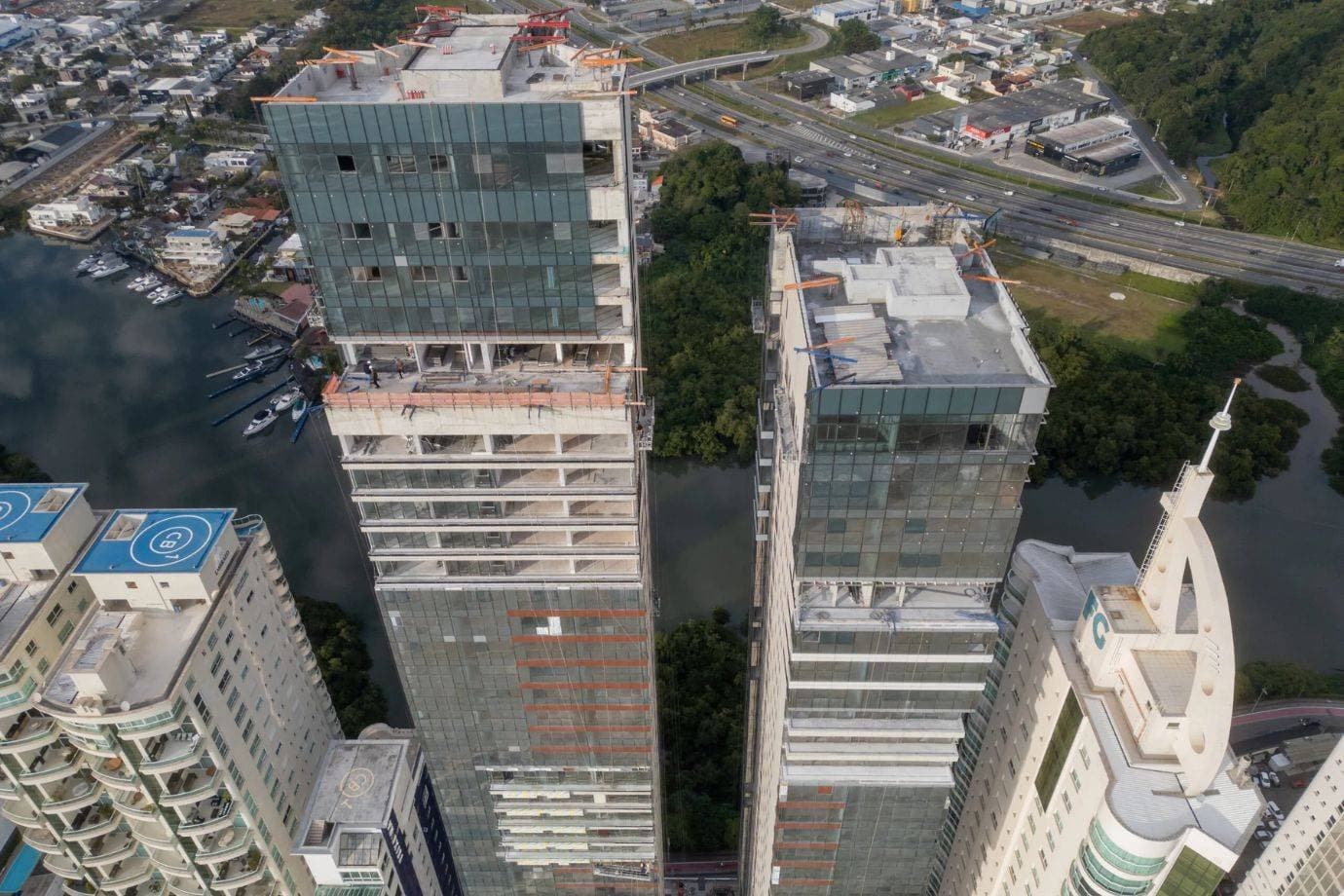 A empresa bilionária que transformou o hotel mais histórico de Balneário Camboriú em lares de luxo