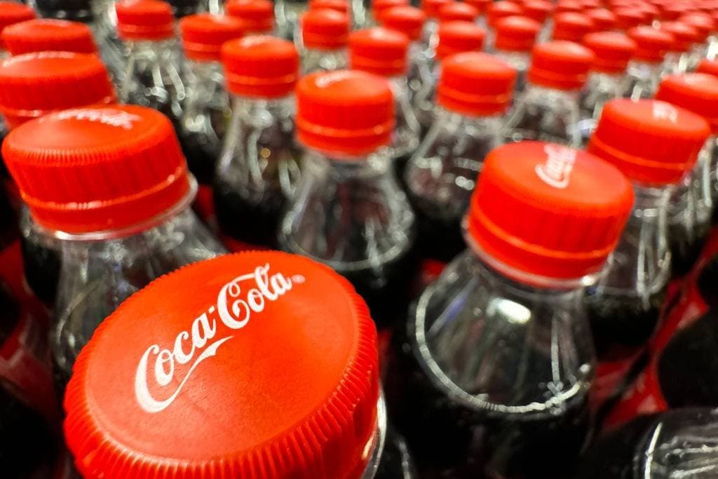 Coca-Cola supera estimativas no 2º tri e eleva projeções para 2026