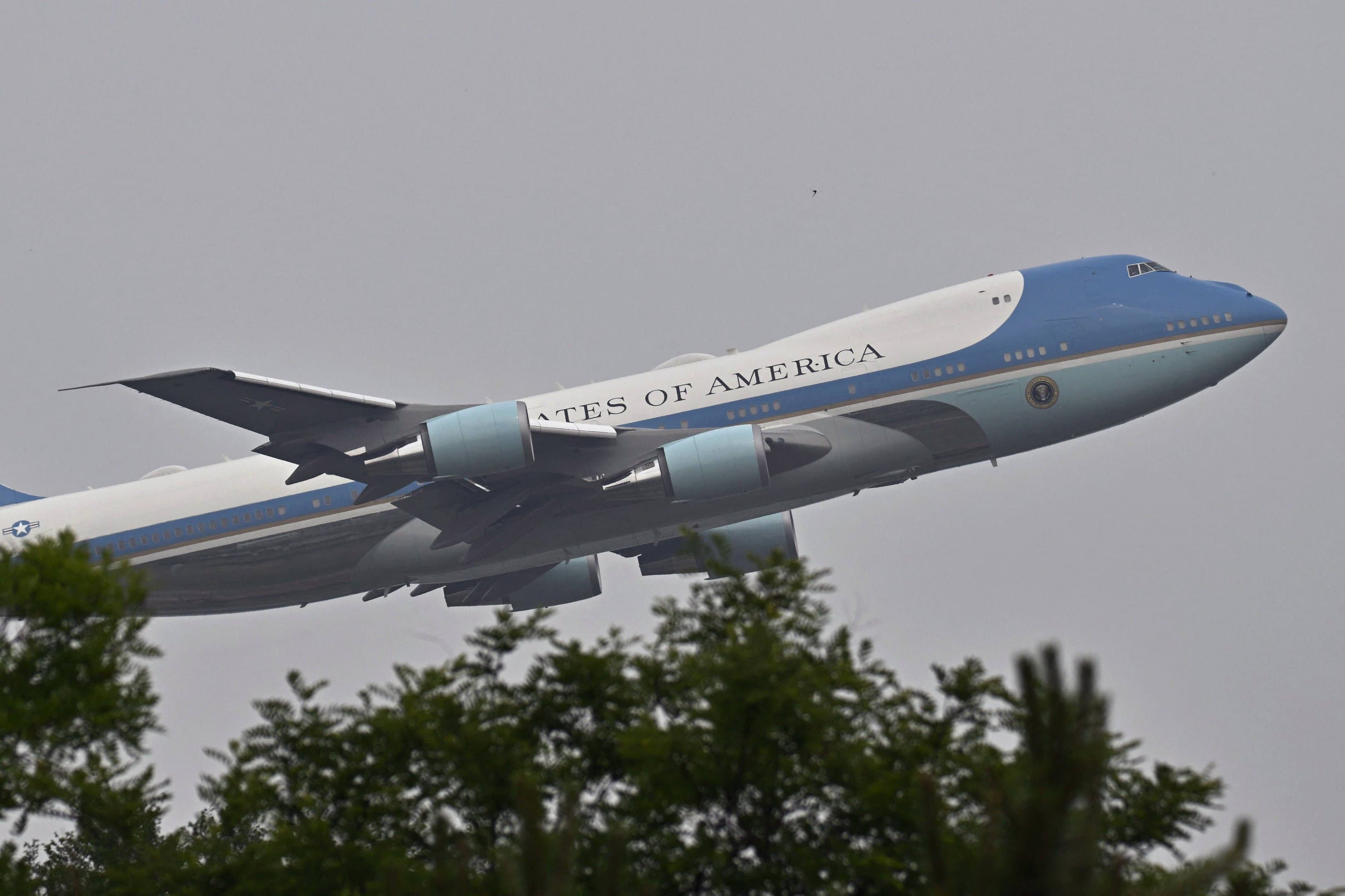 Boeing volta a fazer caixa após anos no vermelho, mas avião de Trump cobra seu preço