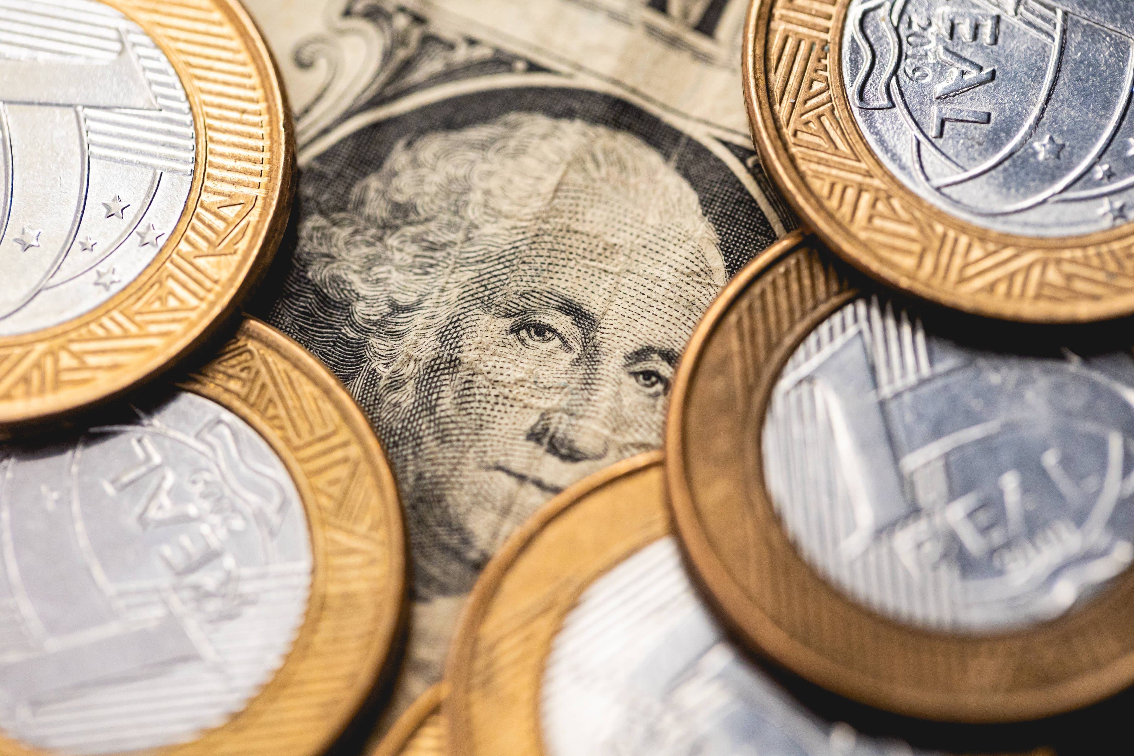 Vale a pena comprar dólar agora? Entenda por que a moeda voltou a subir