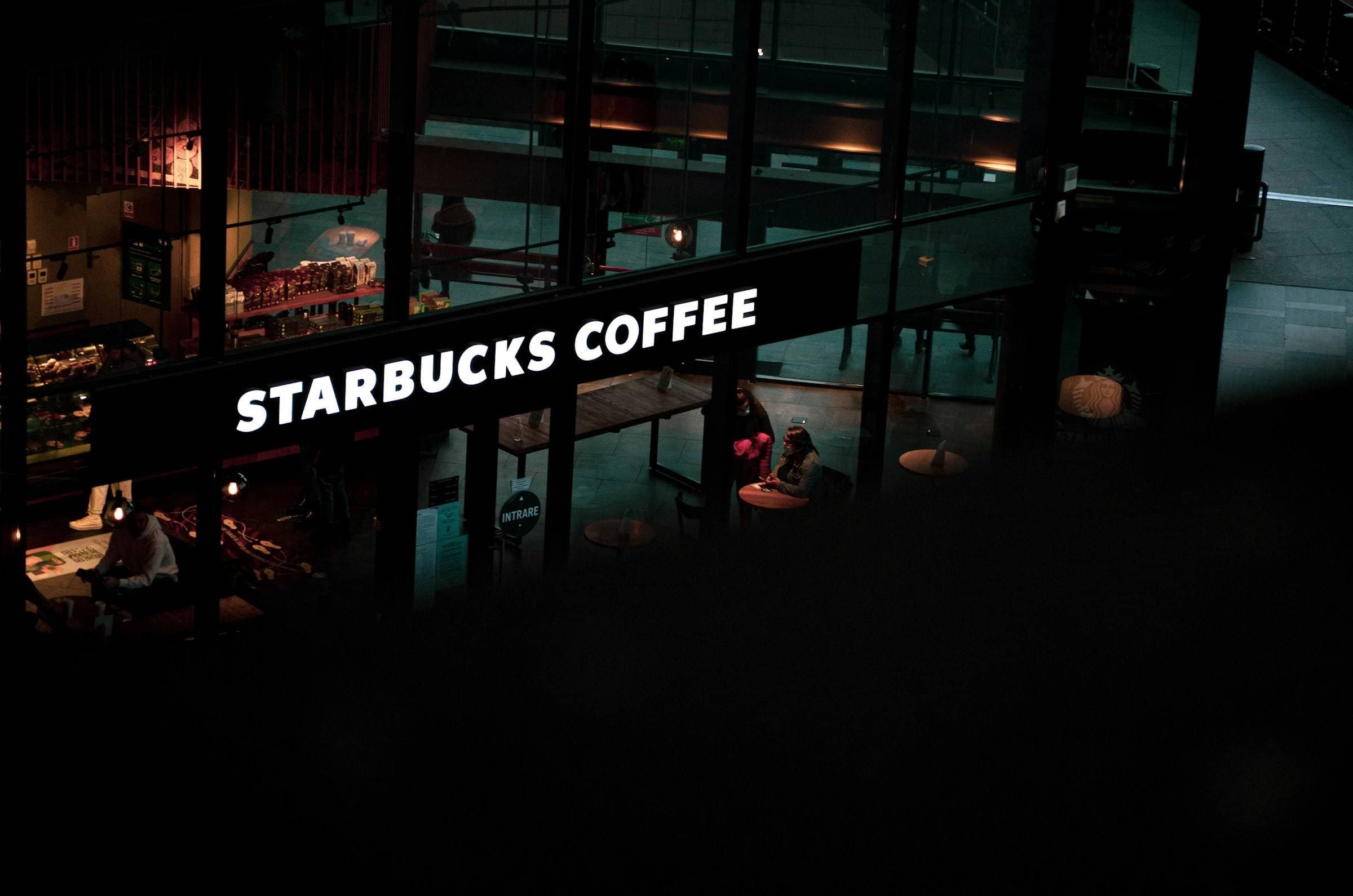 O que o fracasso da IA no Starbucks revela sobre a adoção em larga escala e o que aprender com isso