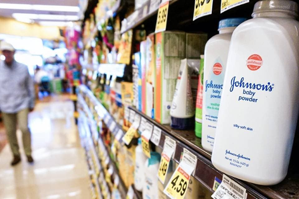 Talco causa câncer? Entenda o acordo bilionário da Johnson & Johnson