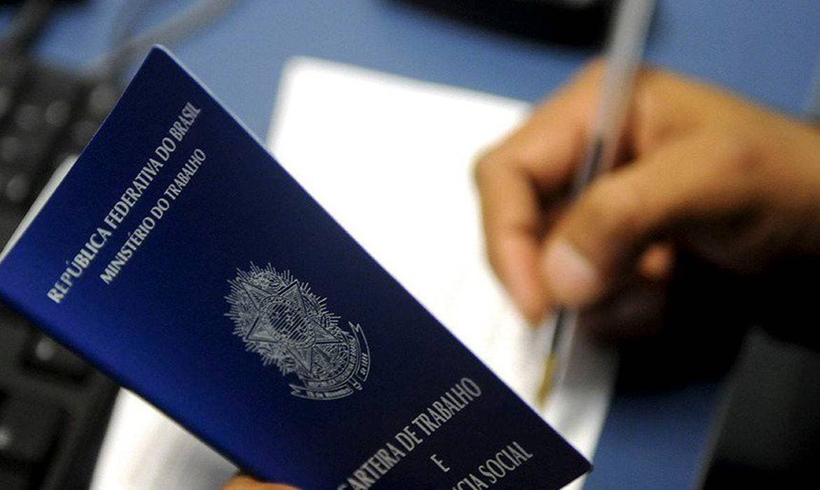 Taxa de desemprego recua para 5,4% no segundo trimestre