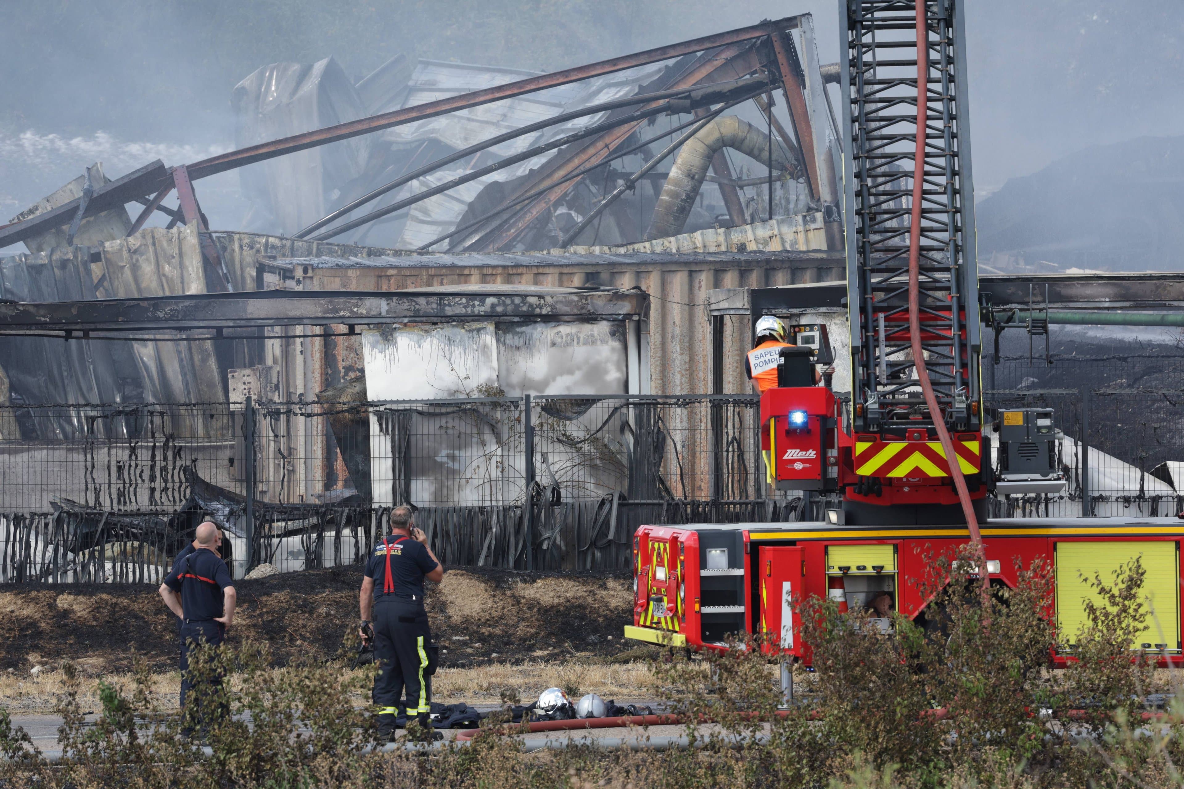 França confina 30 mil pessoas devido à fumaça tóxica de incêndio