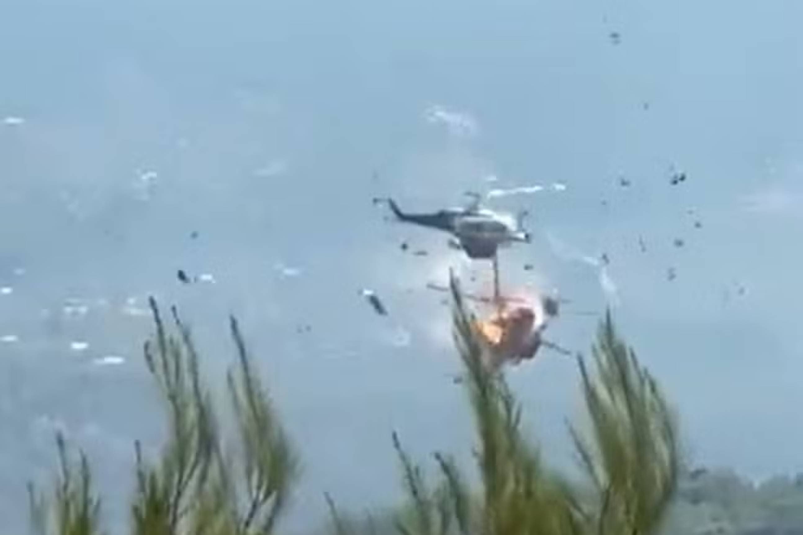 Helicópteros colidem no ar durante combate a incêndio na Grécia; assista