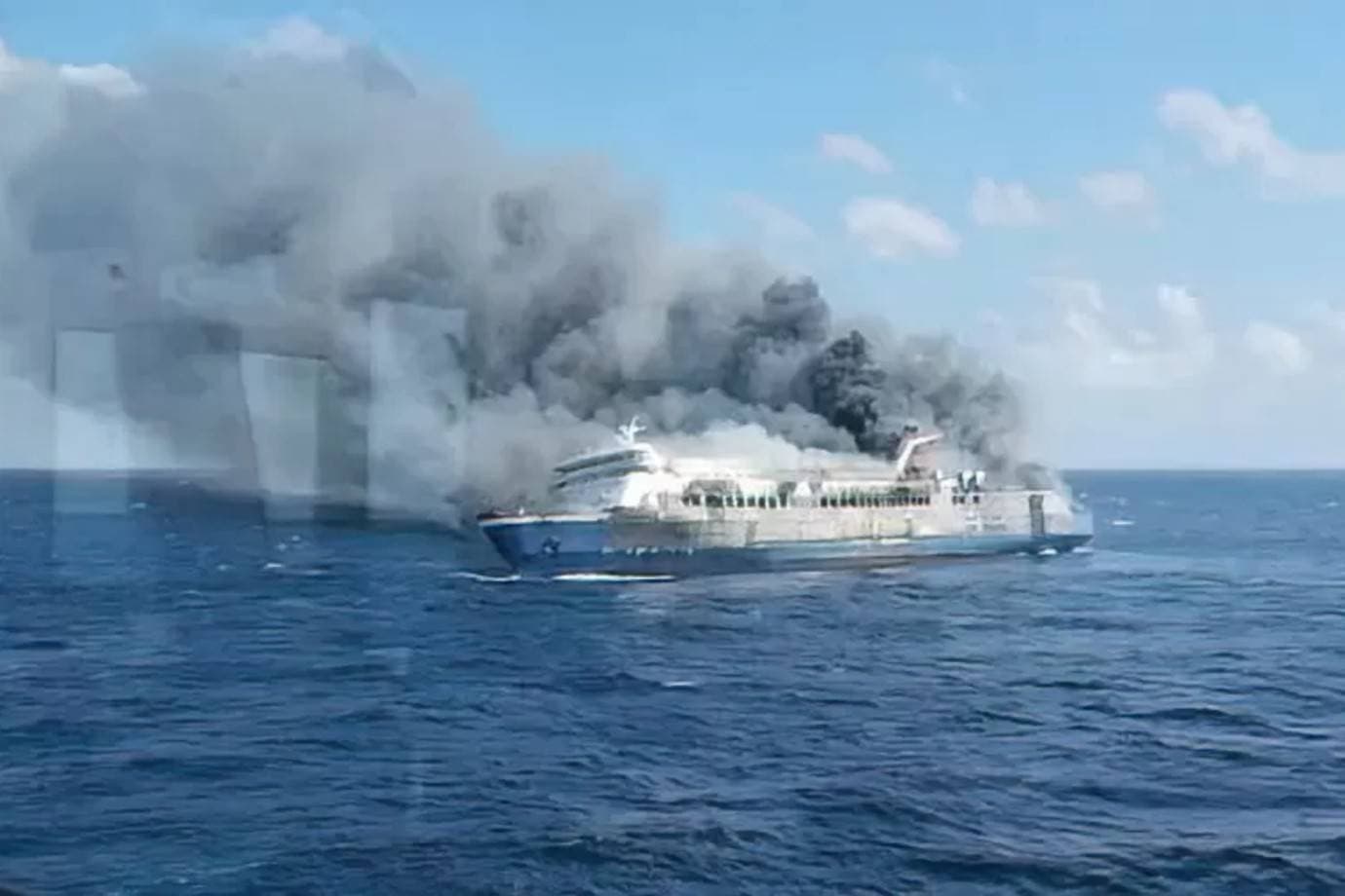 Incêndio em balsa na Indonésia deixa 5 mortos e 41 desaparecidos