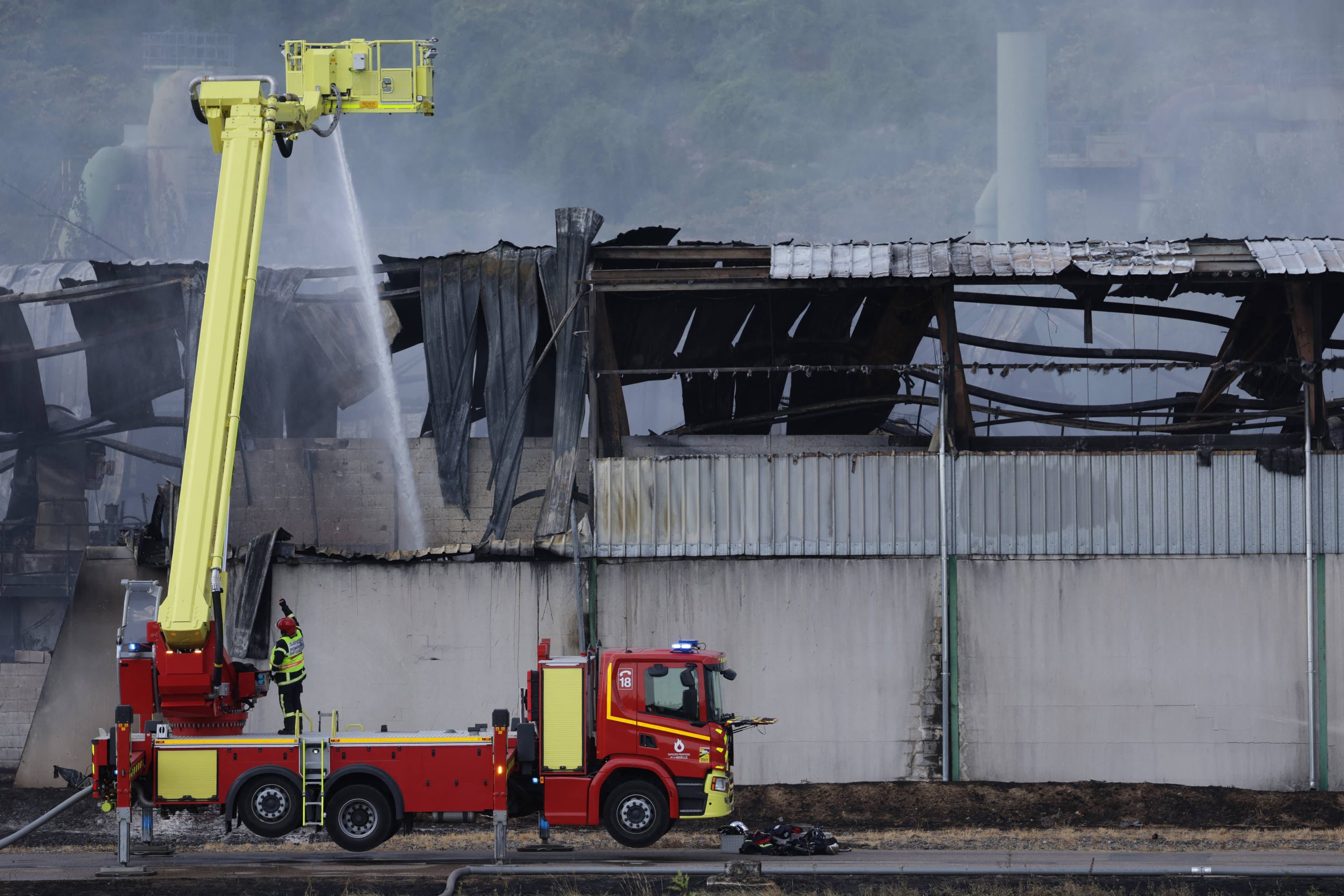 França encerra confinamento de 30 mil moradores após incêndio em depósito