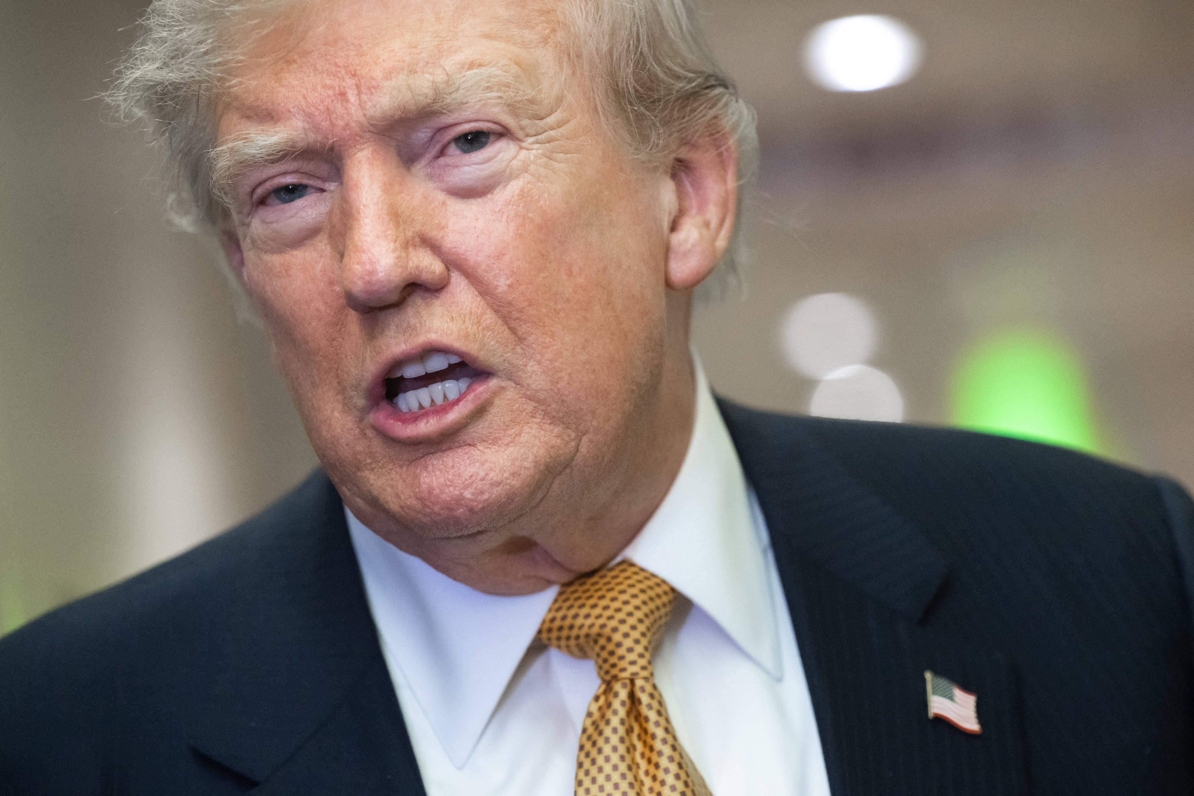 Irã deverá escolher entre 'acordo ou rendição total', diz Trump
