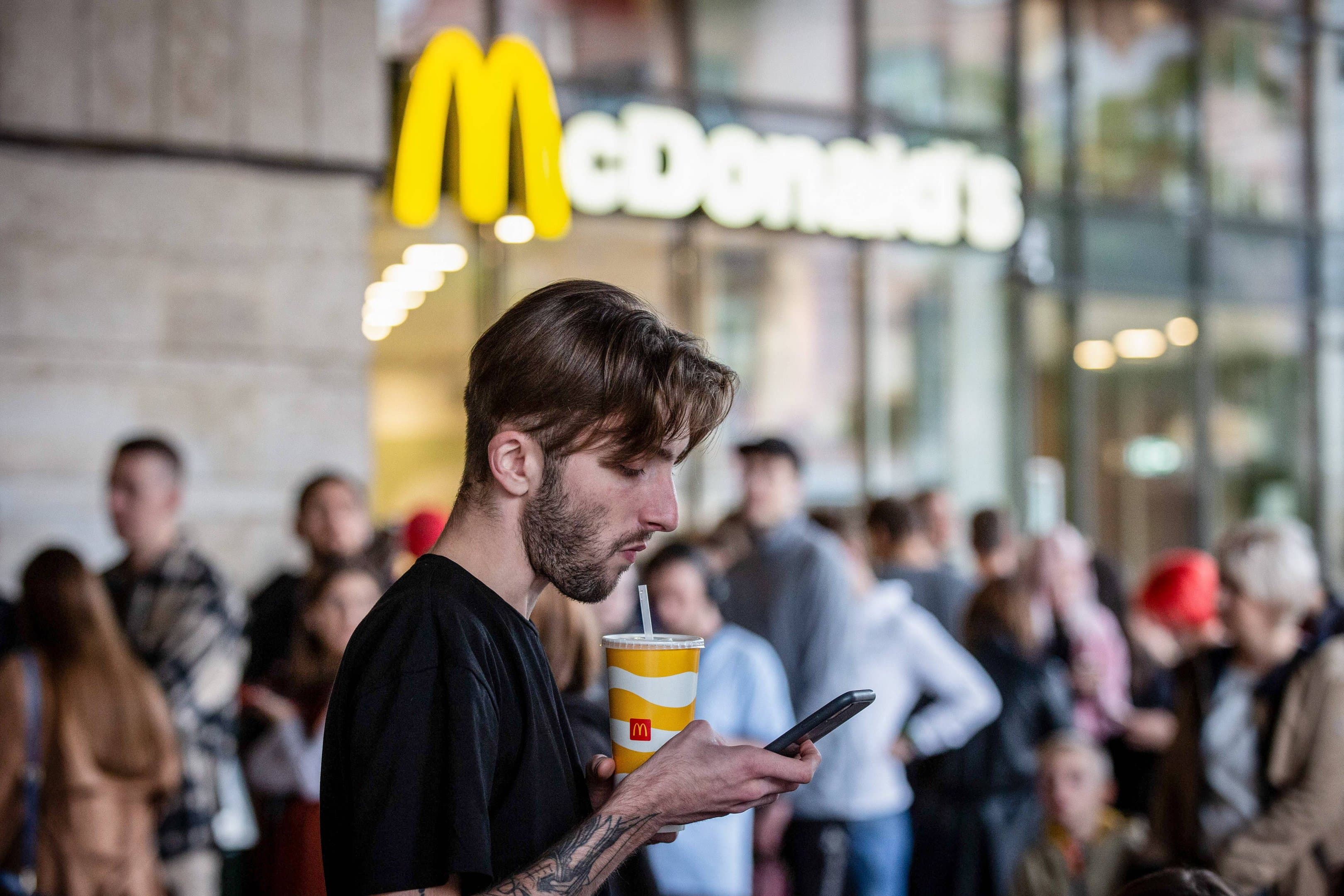 McDonald's sobe após lucro superar expectativas e troca de CEO nos EUA