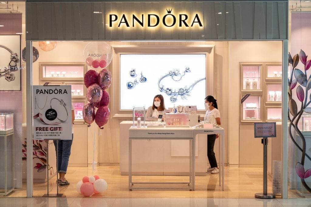 Por que a Pandora troca prata por platina mesmo após o preço do metal despencar?