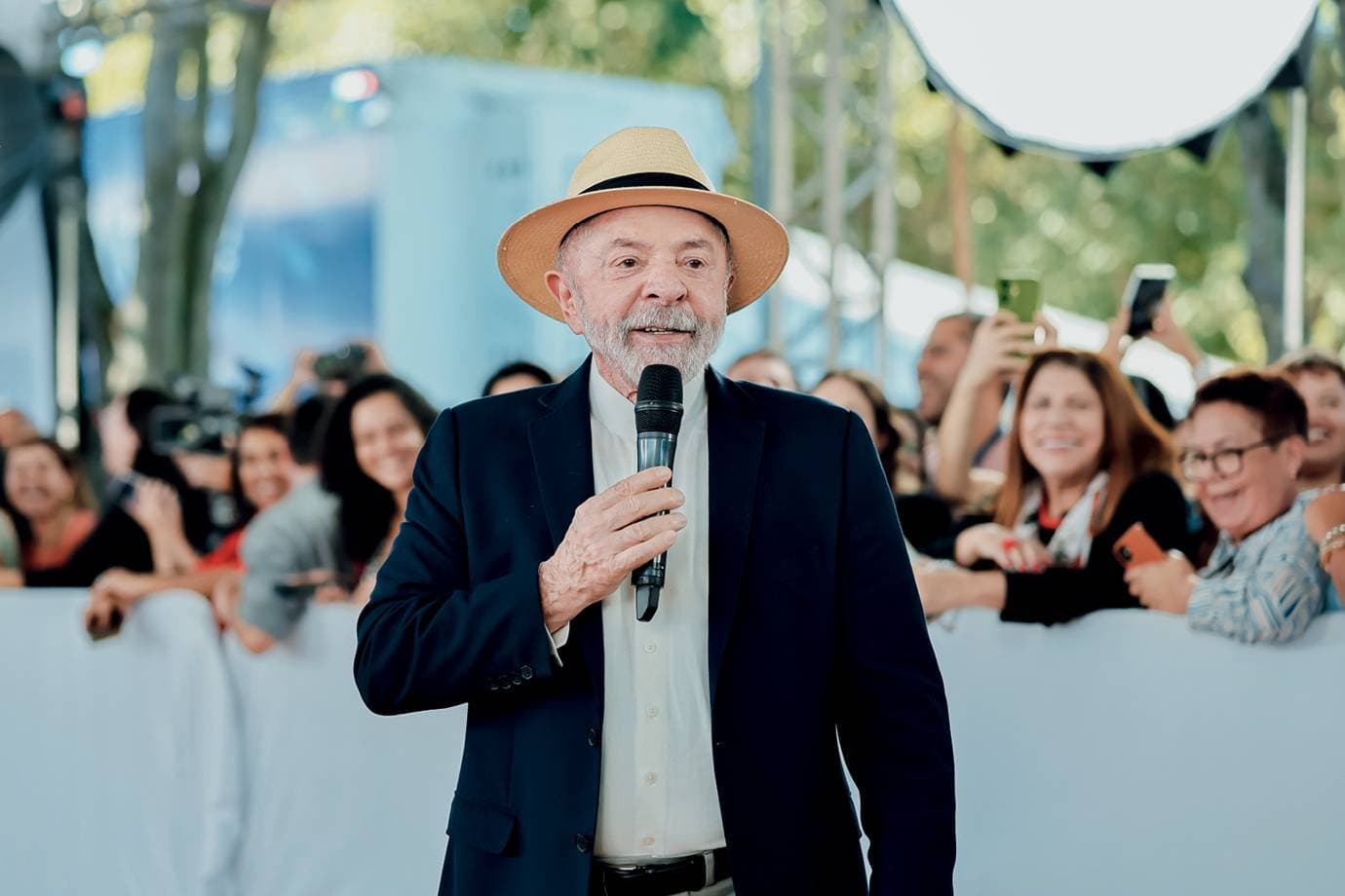 Lula visita navio da Petrobras após descoberta de petróleo no Amapá