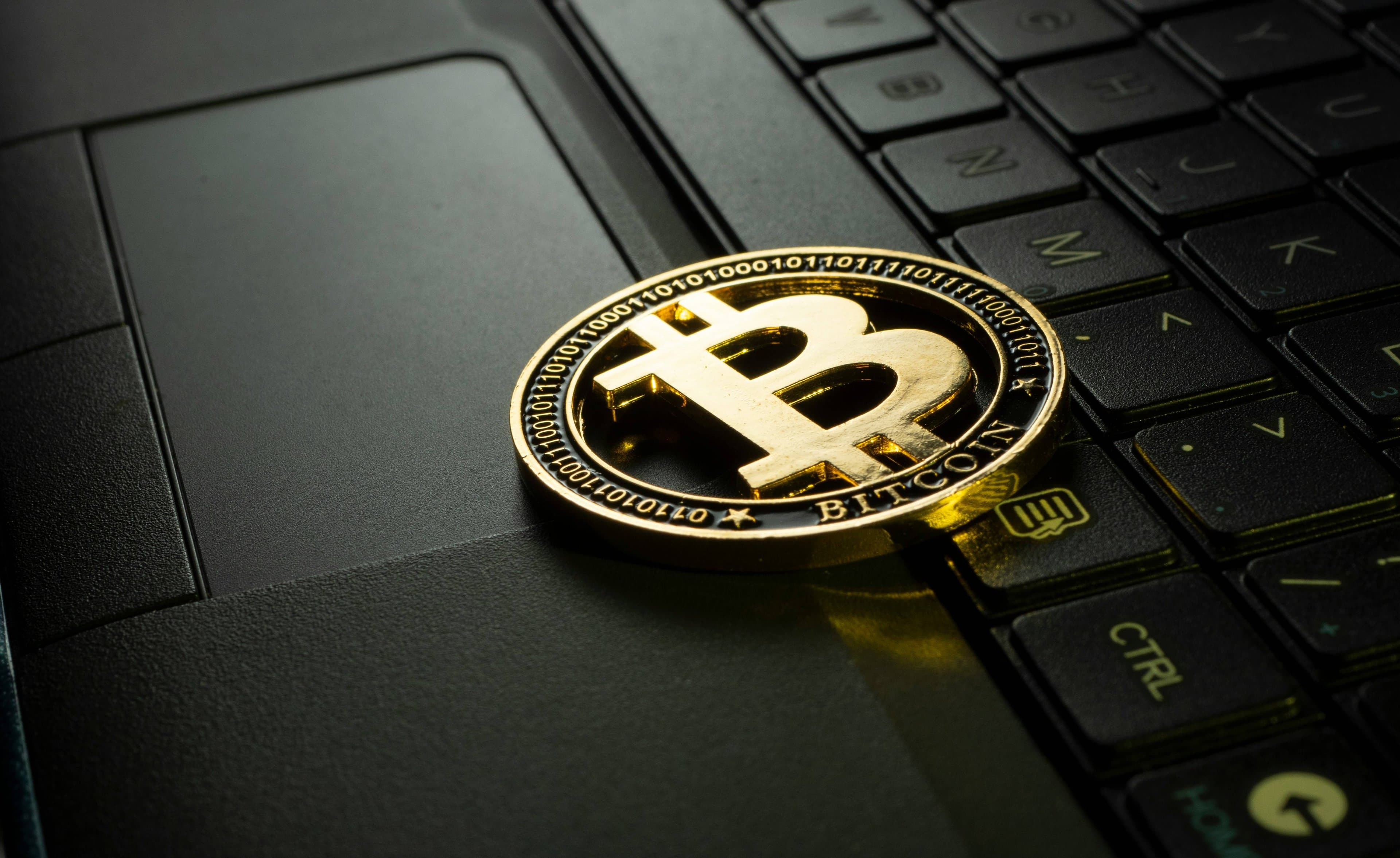 Bitcoin sobe acima dos US$ 64 mil mesmo com alta do petróleo e queda das bolsas
